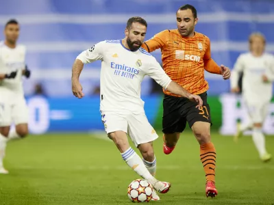 ﻿03 November 2021, Spain, Madrid: Real Madrid's Dani Carvajal (L) and Shakhtar's Ismaily battle for the ball during the UEFA Champions League Group D soccer match between Real Madrid CF and FC Shakhtar Donetsk at Santiago Bernabeu Stadium. Photo: Ruben Albarran/ZUMA Press Wire/dpa