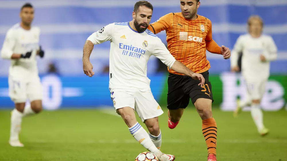 ﻿03 November 2021, Spain, Madrid: Real Madrid's Dani Carvajal (L) and Shakhtar's Ismaily battle for the ball during the UEFA Champions League Group D soccer match between Real Madrid CF and FC Shakhtar Donetsk at Santiago Bernabeu Stadium. Photo: Ruben Albarran/ZUMA Press Wire/dpa