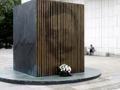 ﻿- 10.05.2016 - 140. obletnica rojstva pesnika, pisatelja in dramatika Ivana Cankarja - spomenik Ivanu Cankarju pred Cankarjevim domom (CD), //FOTO: Bojan Velikonja