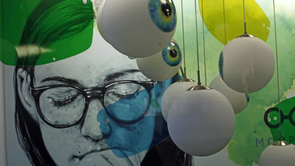 ﻿- simbolična fotografija - optika - okulist - očala - oko - očesno zrklo - slabovidnost - dioptrija - očesne bolezni - zdravje - ///FOTO: Luka Cjuha