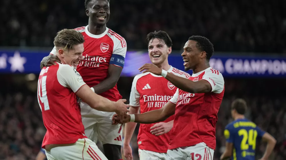 Arsenal's Viktor Gyoekeres, left, celebrates with teammates after scoring his side's third goal during the Champions League opening phase soccer match between Arsenal and Atletico Madrid in London, England, Tuesday, Oct. 21, 2025. (AP Photo/Alastair Grant)