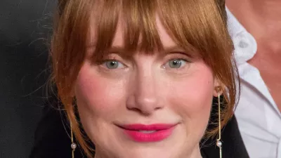 Beyce Dallas Howard je nastopila v epizodi Nosedive v seriji Črno ogledalo