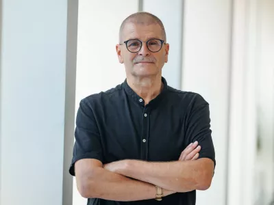 Miha Kovač na uradni sliki, ki jo je ustvaril Nebojša Tejič...