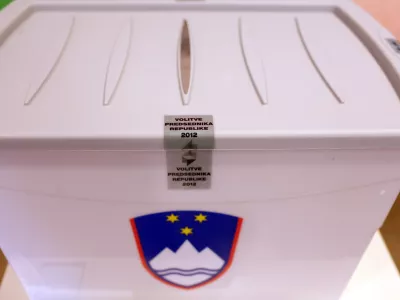 volišče - volilna skrinja - Predsedniške volitve 2012 - pete volitve za predsednika republike v samostojni Sloveniji - volili med tremi kandidati - Danilom Türkom, Borutom Pahorjem in Milanom Zverom //FOTO: Luka Cjuha