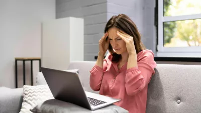 2H2GX51 Depressed Business Woman In Home Office With Headache / Foto: Reuters