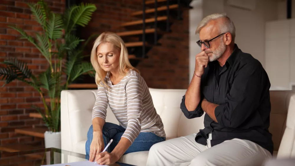 Samo &scaron;e podpis pod ločitev in &hellip; / Foto: Istock