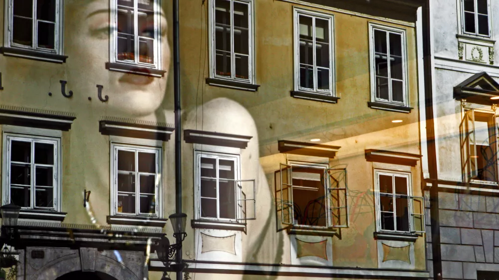 ﻿- simbolična fotografija - izlužba - lutka - erotično perilo - spolno nasilje - zlorabe - spolnost - nepremičnine - davki - dajatve - prispevki, nepremičninski davek, //FOTO: Bojan Velikonja