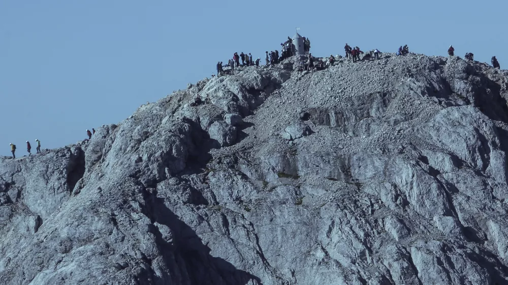 ﻿- 29.08.2015 - simbolična fotografija - Triglav, planinci, Aljažev stolp, Julijske Alpe     ///FOTO: Jaka Gasar
