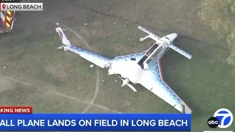 Letalo je zasilno pristalo na nogometnem igrišču v Long Beachu.