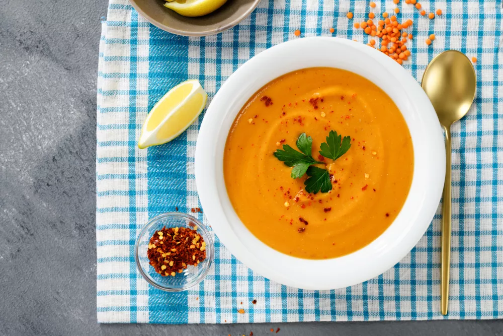 Fresh prepared homemade red lentil soup. top view / Foto: Nelea Reazanteva