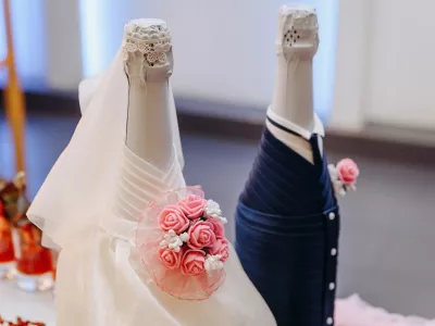 two champagne bottles in bride and groom form / Foto: Anton Pentegov