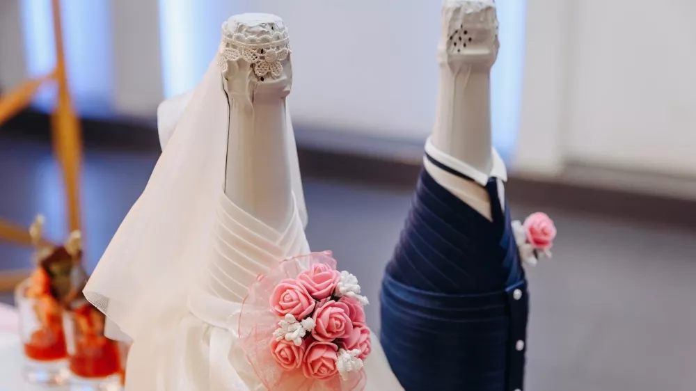 two champagne bottles in bride and groom form / Foto: Anton Pentegov