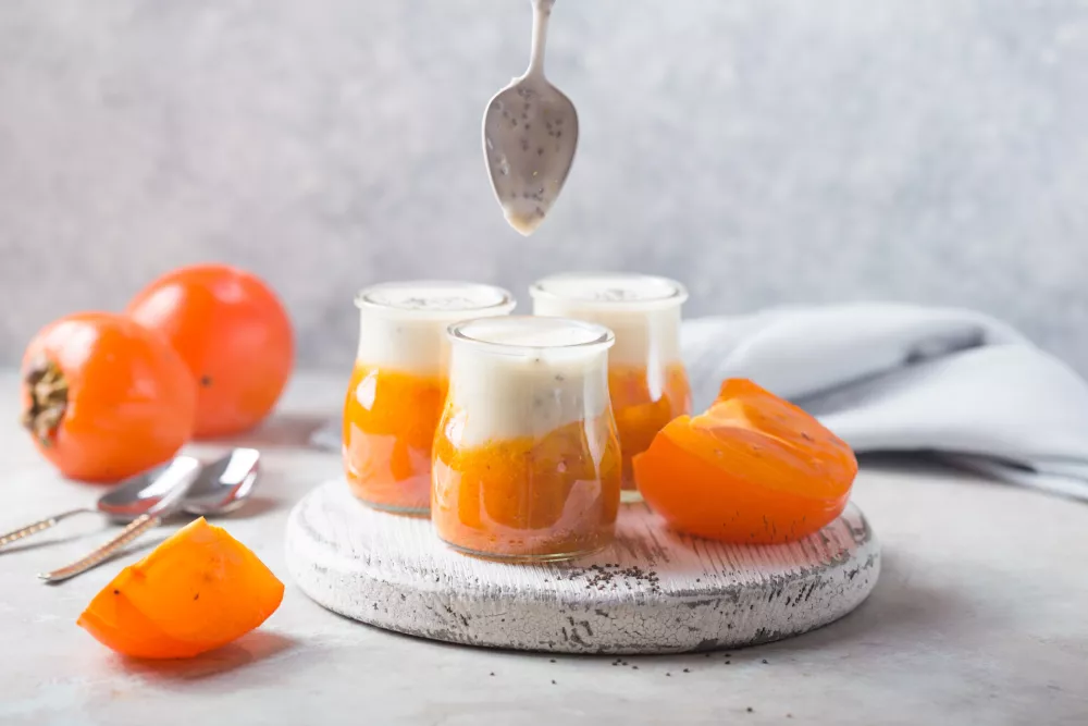 Chia pudding with persimmon. Autumn or winter dessert. light gray background. Healthy vegan, vegetarian breakfast table. / Foto: Gorchittza2012