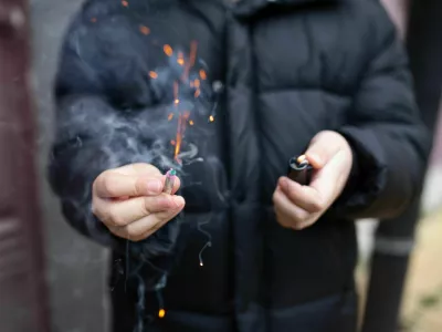 Opozorila policije in zdravnikov, ki rešujejo hude poškodbe zaradi pirotehnike, bolj malo zaležejo. / Foto: iStock