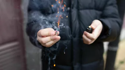 Opozorila policije in zdravnikov, ki rešujejo hude poškodbe zaradi pirotehnike, bolj malo zaležejo. / Foto: iStock