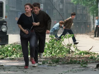 (FILES) Sarajevo residents run through an intersection known for sniper activity after a shell fell in the center of the city on June 20, 1992. Milan's prosecutor office has opened an investigation into "weekend snipers," many of them Italians, who during the siege of Sarajevo in the early 1990s allegedly paid the Serbian army to shoot civilians, according to the Italian press and the former mayor of Sarajevo. These "war tourists," mostly wealthy, gun-loving, far-right sympathizers, gathered in Trieste, northern Italy, before being taken to the hills surrounding Sarajevo, according to La Repubblica newspaper.,Image: 1052225522, License: Rights-managed, Restrictions:, Model Release: no / Foto: Profimedia
