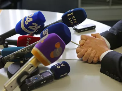 ﻿- simbolična fotografija -- izjava za medije- mikrofoni - mediji - novinarstvo - medijske hiše - RTV - POP TV - 24UR - A Kanal - SVET -   //FOTO: Tomaž Skale / Foto: Tomaž Skale
