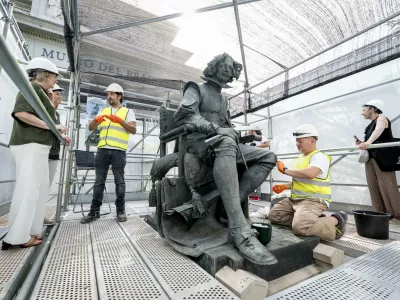 Restavriranje kipa Diega Velázqueza na glavnem vhodu v muzej. / Foto: A. Pérez Meca via Profimedia