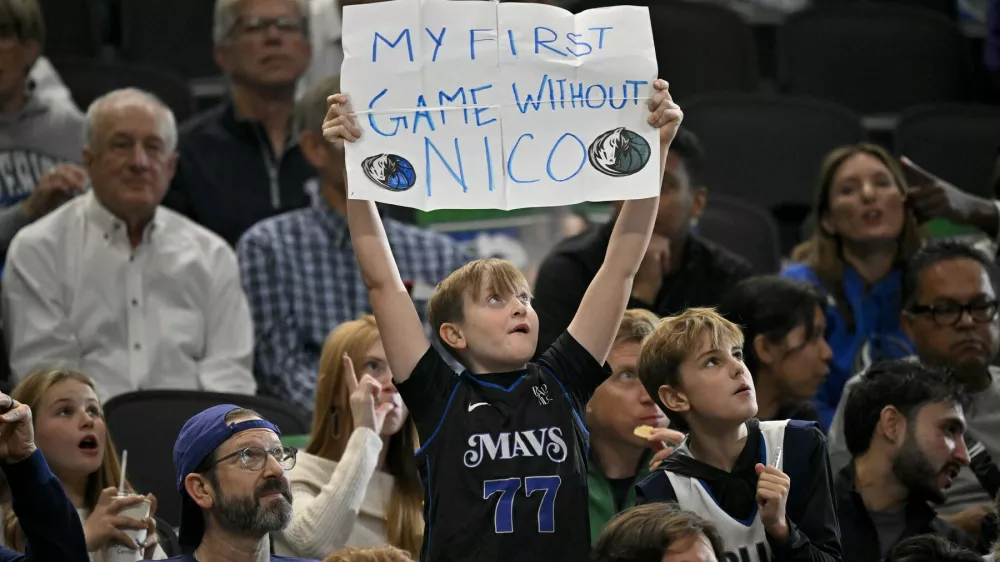 Deček z napisom: &raquo;Moja prva tekma brez Nica&laquo;. / Foto: Profimedia