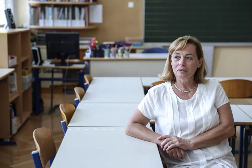 Mojca Mihelič, ravnateljica: »Generacija staršev, ki zdaj vzgaja otroke, pogosto že sama izhaja iz permisivne vzgoje. To pomeni, da nekateri nikoli niso zares odrasli in se v odnosu do šole vedejo kot otroci.« / Foto: Jaka Gasar