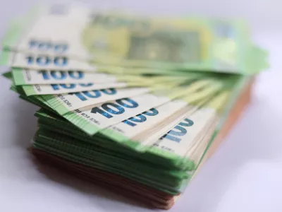 FILED - 03 June 2025, Bavaria, Augsburg: 100 euro banknotes placed on a table. Photo: Karl-Josef Hildenbrand/dpa / Foto: Karl-josef Hildenbrand