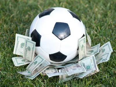 Vrhunski nogomet in denar gresta z roko v roki. / Foto: Getty Images