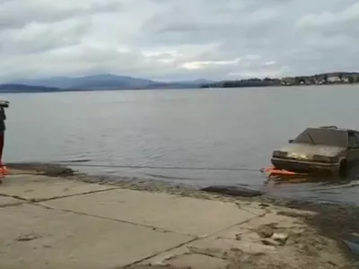 Po desetih letih so na Češkem našli avto s posmrtnimi ostanki pogrešanih Avstrijcev. 