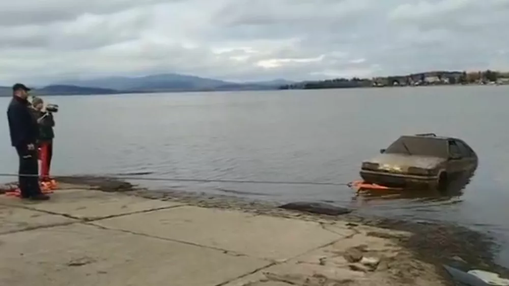 Po desetih letih so na Češkem našli avto s posmrtnimi ostanki pogrešanih Avstrijcev. 