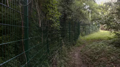 ﻿- 18.06.2018 - mejni prehod Žuniči v občini Črnomelj - (slovensko - hrvaška ilegalna meja), reka Kolpa - panelna ograja- Migranti 2018 – nova migrantska balkanska pot iz Makedonije preko Kosova, Črne gore, Bosne in Hercegovine proti zahodni Evropi - džamijska begunska pot - begunci -  //FOTO: Luka Cjuha.