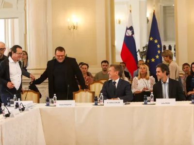 - Luka Omladič, državni sekretar,- Simon Maljevac, minister za solidarno prihodnost,- Luka Mesec, minister za delo in socialne zadeve,- dr. Robert Golob, predsednik vlade RS, - 09.09.2025. - Posvet pri Predsedniku vlade Robertu Golobu o dolgotrajni oskrbi.//FOTO: Bojan Velikonja