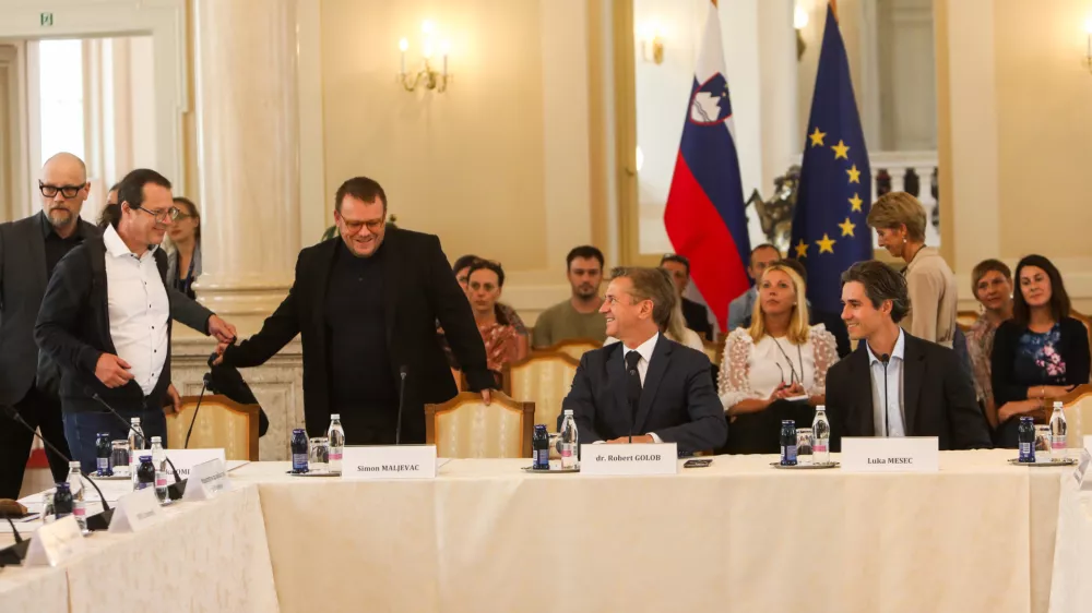 - Luka Omladič, državni sekretar,- Simon Maljevac, minister za solidarno prihodnost,- Luka Mesec, minister za delo in socialne zadeve,- dr. Robert Golob, predsednik vlade RS, - 09.09.2025. - Posvet pri Predsedniku vlade Robertu Golobu o dolgotrajni oskrbi.//FOTO: Bojan Velikonja