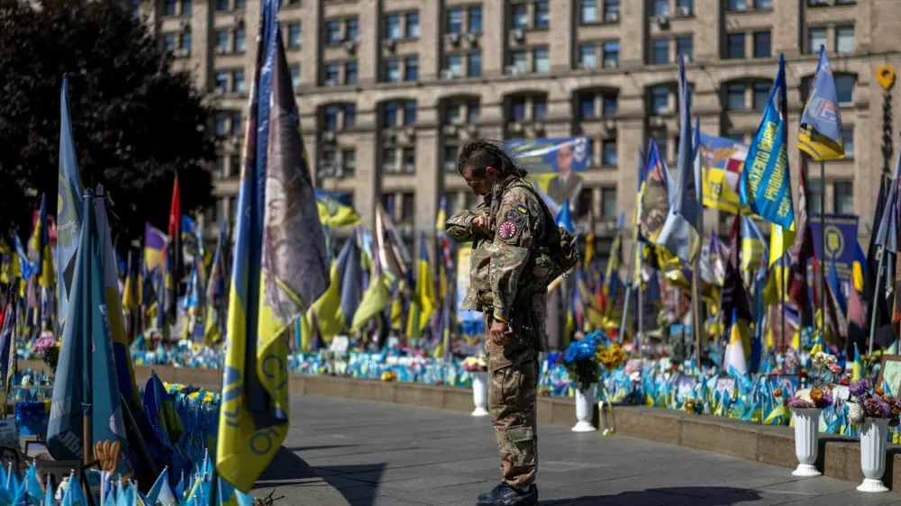 Ukrainian soldier with the callsign Krash, who said he lost ten comrades last week alone, pays his respects to fallen soldiers at a makeshift memorial site as the country marks Defenders' Remembrance Day in Independence Square, amid Russia's attack on Ukraine, in Kyiv, Ukraine August 29, 2025. REUTERS/Thomas Peter