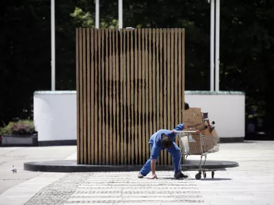 - ilustrativna fotografija - spomernik Ivan Cankar - Cankarjeva ploščad - nakupovalni voziček - potrošnik foto: Luka Cjuha