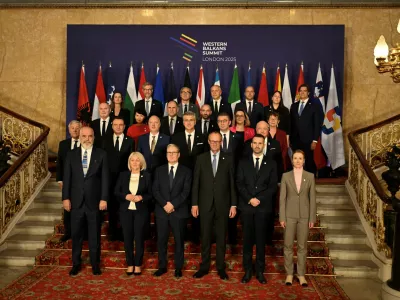 Leaders and delegates pose for a family photo: (L-R top row) CEFTA's Pranvera Kastrati, European Investment Bank's Robert De Groot, OECD's Karim Dahou, Regional Cooperation Council's Amer Kapetanovic, Regional Youth Cooperation Office's Valdimir Obradovic, Transparency International's Ivana Korajlic, World Bank's Christopher Sheldon, (L-R second second row) OSCE Secretary General Feridun H. Sinirlioglu, Poland's Deputy Foreign Minister Henryka Moscicka-Dendys, Greece's Foreign Minister Georgios Gerapetritis, French Europe Minister Benjamin Haddad, Slovenia State Secretary Neva Grasic, EBRD Secretary General Odile Renaud-Basso (L-R third row) Italy's Foreign Minister Antonio Tajani, Kosovo's Prime Minister Albin Kurti, Bulgaria's Prime Minister Rossen Jeliazkov, Croatia's Prime Minister Andrej Plenkovic, North Macedonia's Prime Minister Hristijan Mickoski, Austria's Chancellor Christian Stocker (L-R front row) Albanian Prime Minister Edi Rama, Chairwoman of the Council of Ministers of Bosnia and Herzegovina Borjana Kristo, Britain's Prime Minister Keir Starmer, German Chancellor Friedrich Merz, Montenegro's Prime Minister Milojko Spajic and EU foreign policy chief Kaja Kallas during the Western Balkans Summit in central London, Britain, October 22, 2025.   Chris J Ratcliffe/Pool via REUTERS