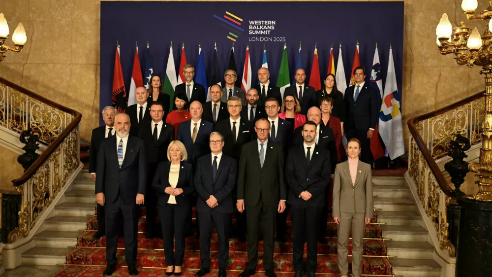 Leaders and delegates pose for a family photo: (L-R top row) CEFTA's Pranvera Kastrati, European Investment Bank's Robert De Groot, OECD's Karim Dahou, Regional Cooperation Council's Amer Kapetanovic, Regional Youth Cooperation Office's Valdimir Obradovic, Transparency International's Ivana Korajlic, World Bank's Christopher Sheldon, (L-R second second row) OSCE Secretary General Feridun H. Sinirlioglu, Poland's Deputy Foreign Minister Henryka Moscicka-Dendys, Greece's Foreign Minister Georgios Gerapetritis, French Europe Minister Benjamin Haddad, Slovenia State Secretary Neva Grasic, EBRD Secretary General Odile Renaud-Basso (L-R third row) Italy's Foreign Minister Antonio Tajani, Kosovo's Prime Minister Albin Kurti, Bulgaria's Prime Minister Rossen Jeliazkov, Croatia's Prime Minister Andrej Plenkovic, North Macedonia's Prime Minister Hristijan Mickoski, Austria's Chancellor Christian Stocker (L-R front row) Albanian Prime Minister Edi Rama, Chairwoman of the Council of Ministers of Bosnia and Herzegovina Borjana Kristo, Britain's Prime Minister Keir Starmer, German Chancellor Friedrich Merz, Montenegro's Prime Minister Milojko Spajic and EU foreign policy chief Kaja Kallas during the Western Balkans Summit in central London, Britain, October 22, 2025.   Chris J Ratcliffe/Pool via REUTERS