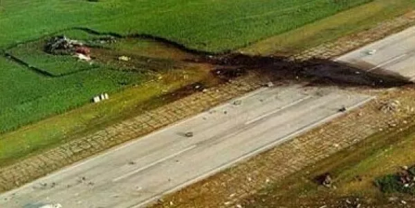 Letalo so zajeli plameni, ekipe ob letališču so sprva mislile, da nihče ni preživel. / Foto: Faa/wikipedia/pd