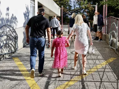 Prvi šolski dan, šola, Osnovna šola Majde Vrhovnik, prvošolci F Jaka Gasar