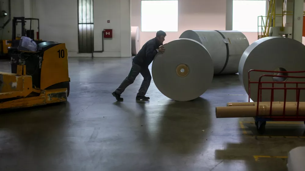 - papirniki delavci - delavec  - 05.05.2016 - Papirnica Količevo Karton, proizvodnja kartona, d.o.o. Domale -     //FOTO: Bojan VelikonjaOPOMBA: DNEVNIKOV OBJEKTIV - REPORTAA 2016 - DEFICITARNI POKLICI 