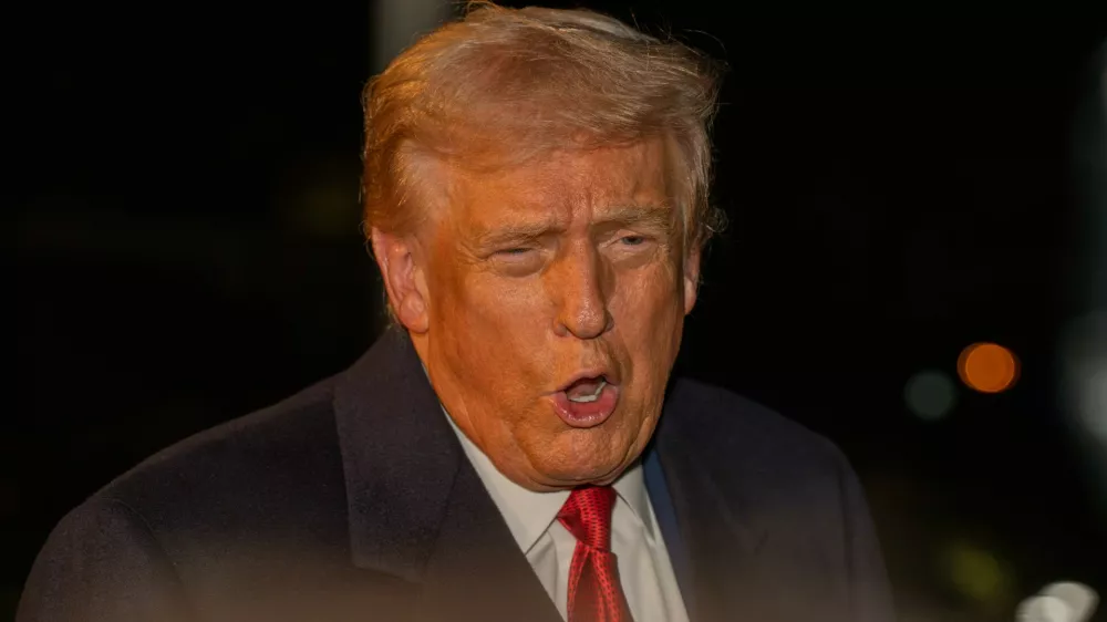 24 October 2025, US, Washington: US President Donald Trump gestures with his hand as he speaks to the media ahead of boarding Marine One on the South Lawn of the White House en route to Malaysia. Photo: Joey Sussman/ZUMA Press Wire/dpa