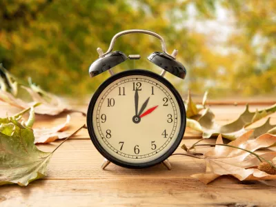 Urini kazalci se bodo pomaknili za eno uro nazaj. Spali bomo torej uro več, toda hkrati bo tudi tema bolj zgodnja.