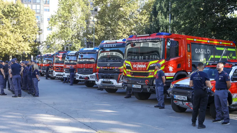 18.09.2025 - slavnostni prevzem 10 vozil za ga&scaron;enje - gasilci - gasilska zvezaFoto: Luka Cjuha