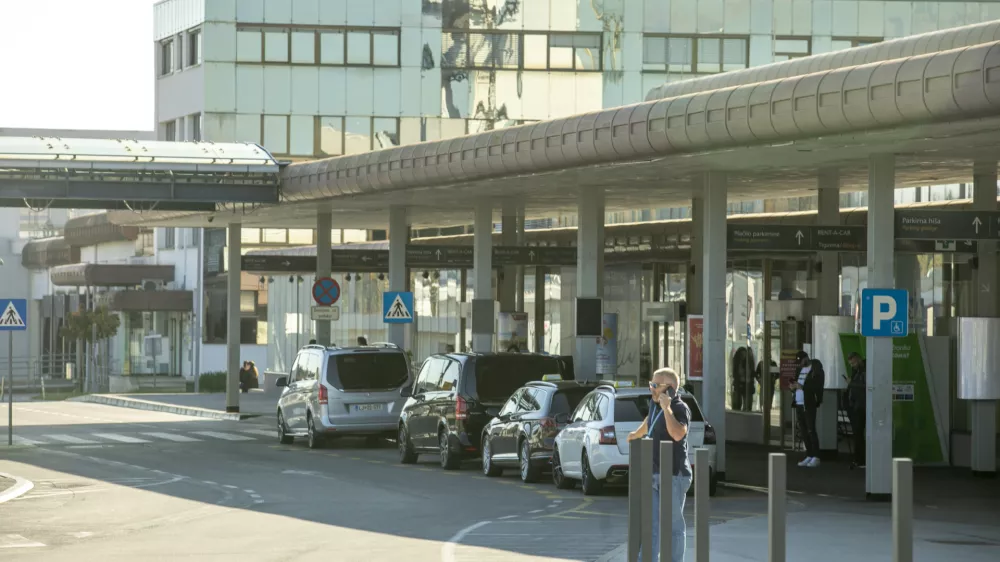 Taxi parking - letališče - parkirno mesto za taxi31.10.2024 - Letališče Jožeta Pučnika Ljubljana - Fraport Slovenija Upravljavec ljubljanskega letališča.FOTO: LUKA CJUHA