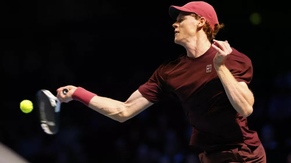 Tennis - ATP 500 - Vienna Open - Wiener Stadthalle, Vienna, Austria - October 25, 2025 Italy's Jannik Sinner in action during his semi final match against Australia's Alex De Minaur REUTERS/Lisa Leutner