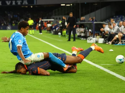 Soccer Football - Serie A - Napoli v Inter Milan - Stadio Diego Armando Maradona, Naples, Italy - October 25, 2025 Napoli's David Neres in action with Inter Milan's Manuel Akanji REUTERS/Ciro De Luca