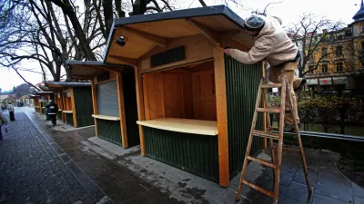 praznično okrasitev Ljubljane - stojnice za prodajo prazničnih daril -. božično novoletni sejem - Breg/FOTO: Matej Povše