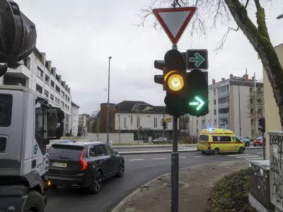 - 12.12.2023 &ndash; križi&scaron;če Karlov&scaron;ka cesta &ndash; Predor pod Gradom - semafor - prometni znak zelena pu&scaron;čica za zavijanje desno pri rdeči luči -  //FOTO: Luka Cjuha