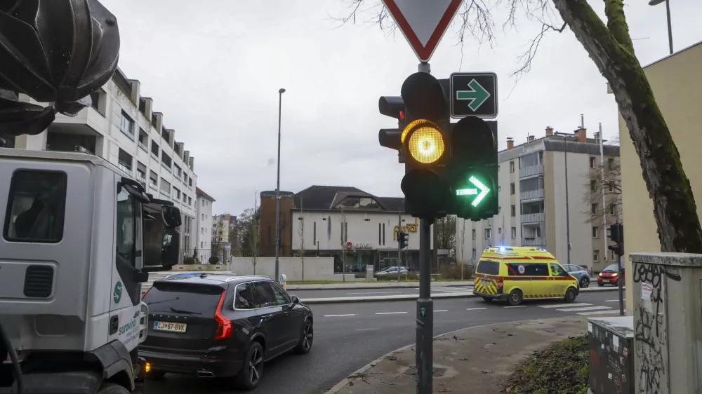 - 12.12.2023 &ndash; križi&scaron;če Karlov&scaron;ka cesta &ndash; Predor pod Gradom - semafor - prometni znak zelena pu&scaron;čica za zavijanje desno pri rdeči luči -  //FOTO: Luka Cjuha