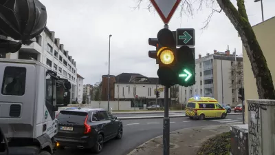 - 12.12.2023 – križišče Karlovška cesta – Predor pod Gradom - semafor - prometni znak zelena puščica za zavijanje desno pri rdeči luči -  //FOTO: Luka Cjuha