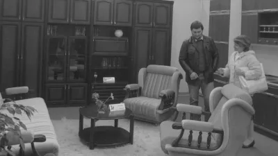 Prizor s sejma, na katerem so razkazovali tedanje tipično pohištvo. Na srede mize pa običajno ni bila vaza, pač pa pepelnik. / Foto: Profimedia