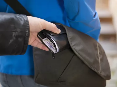 Pickpocket stealing a wallet, close up / Foto: Mikdam